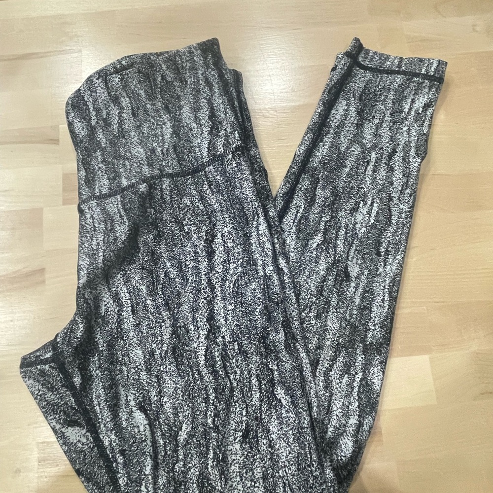 Kirkland Signature Black and white  Patterned Leggings